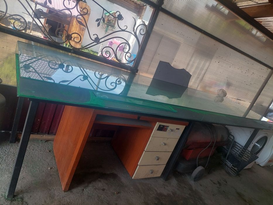 Столы из коленного стекла