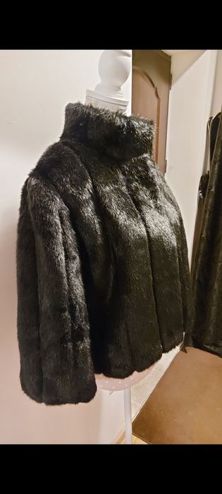Haina dama din blana neagra marimea M