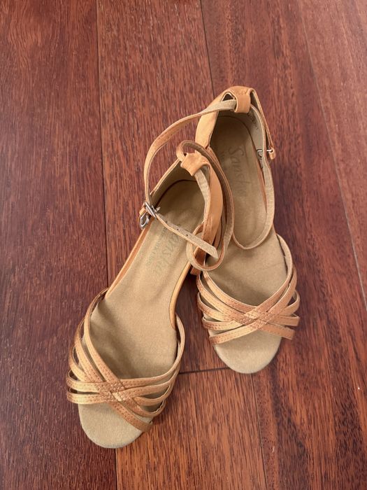 Платье и туфли для танцев