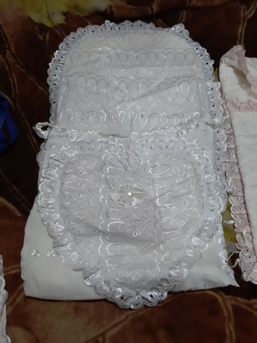 Два конверта на выписку ,одеяло и простынка.