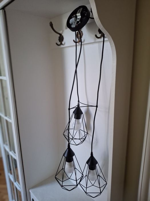 Vand aplici, diferite modele si dimensiuni si un candelabru tip indust