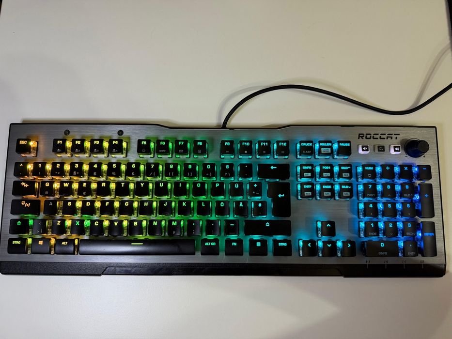 Roccat Vulcan 120 AIMO tastatură mecanică Premium RGB cu switch-uri Titan