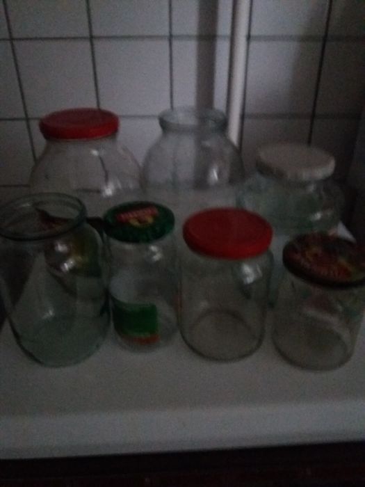 Стеклянные банки и бутылки. 2л. 1л. 0,7л. 0,8л. 0,5л., и маленькие.
