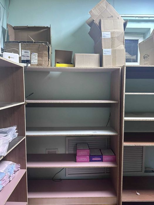 стеллажи, стол и стулья