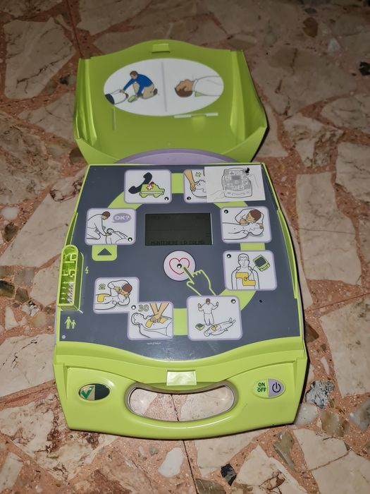ZOLL AED PLUS defilibrator semiautomat cu electrozi