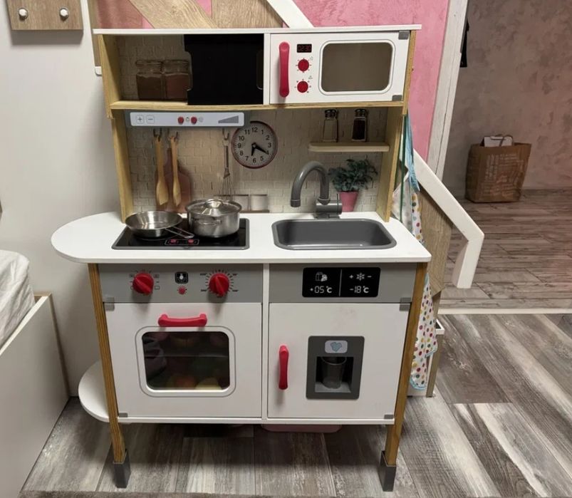 Дървена детска кухня и уокър на fisher price