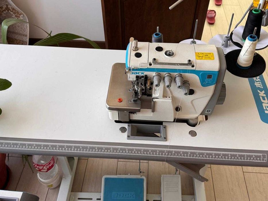 Продам оверлок JACK
