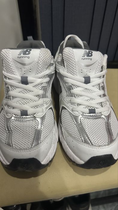 Кроссовки женские