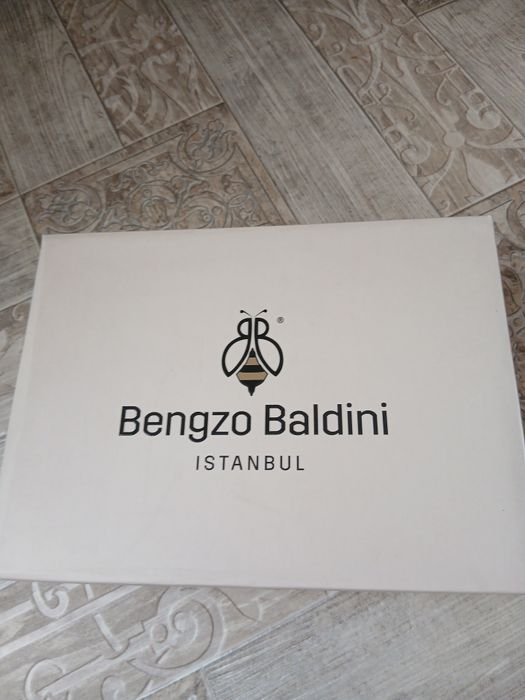 Продам босоножки новые.