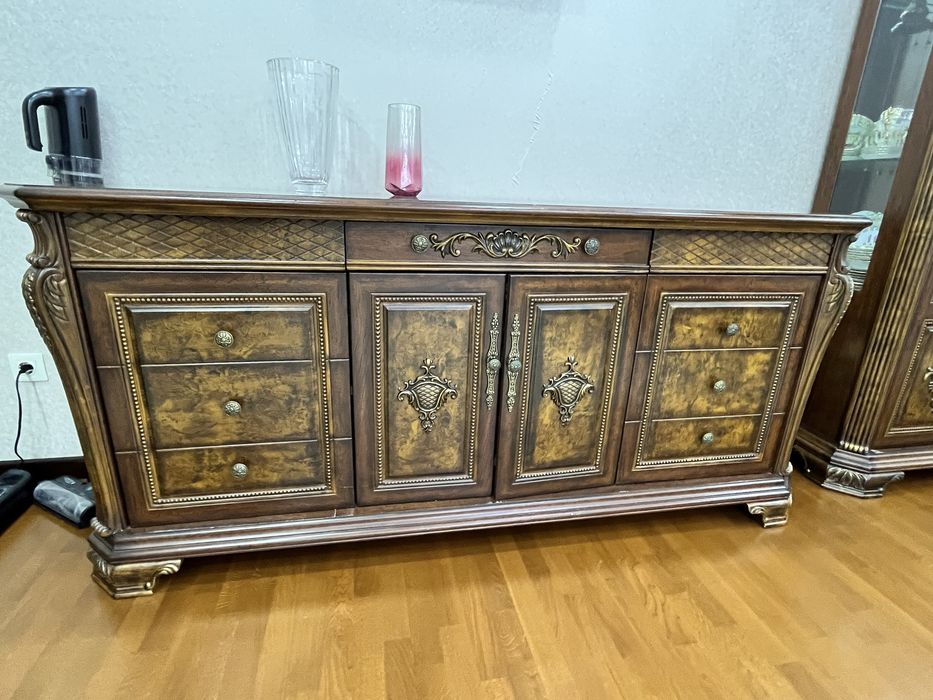 Сервант с комодом из чистого дерево