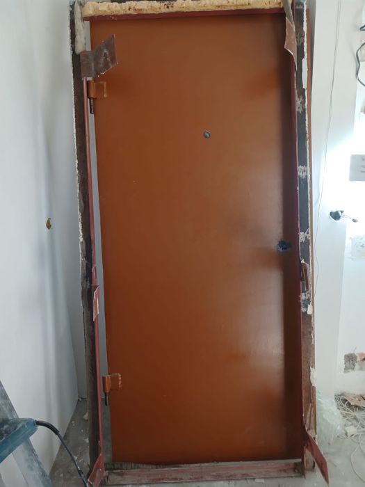 Продам железную дверь