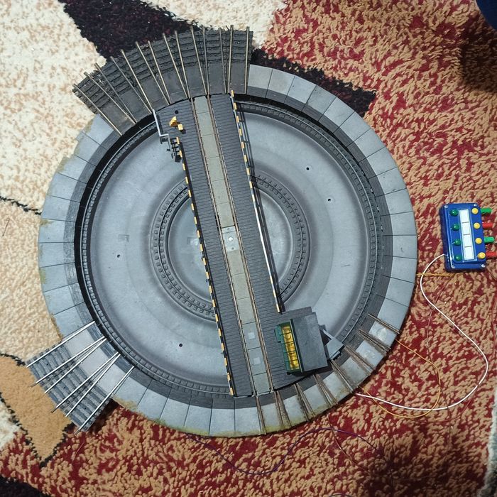 Placă turnată motorizată Fleischmann, remiză machetă trenuleț electric locomotive vagoane șine HO