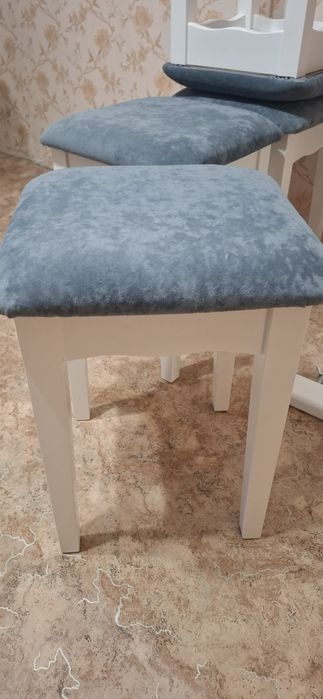 Продам кухонный гарнитур (набор) - стол и 4 табурета.
