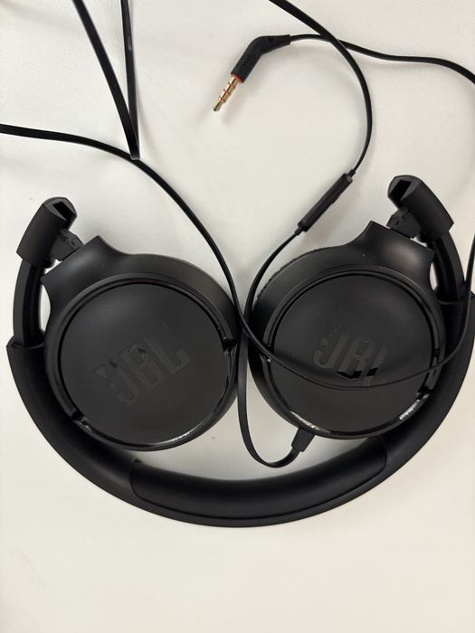 Продам наушники JBL.