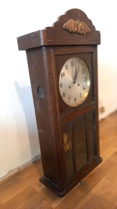 стар автентичен стенен часовник с гонг на цял и половин час