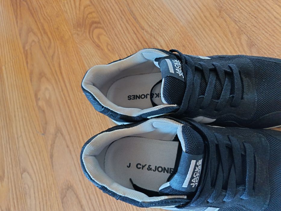 Adidași sport vând