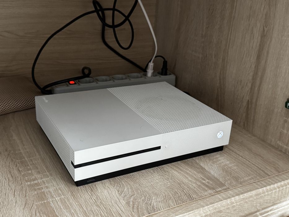 Xbox pne s 1000гб 3 геймпада, 4 игры