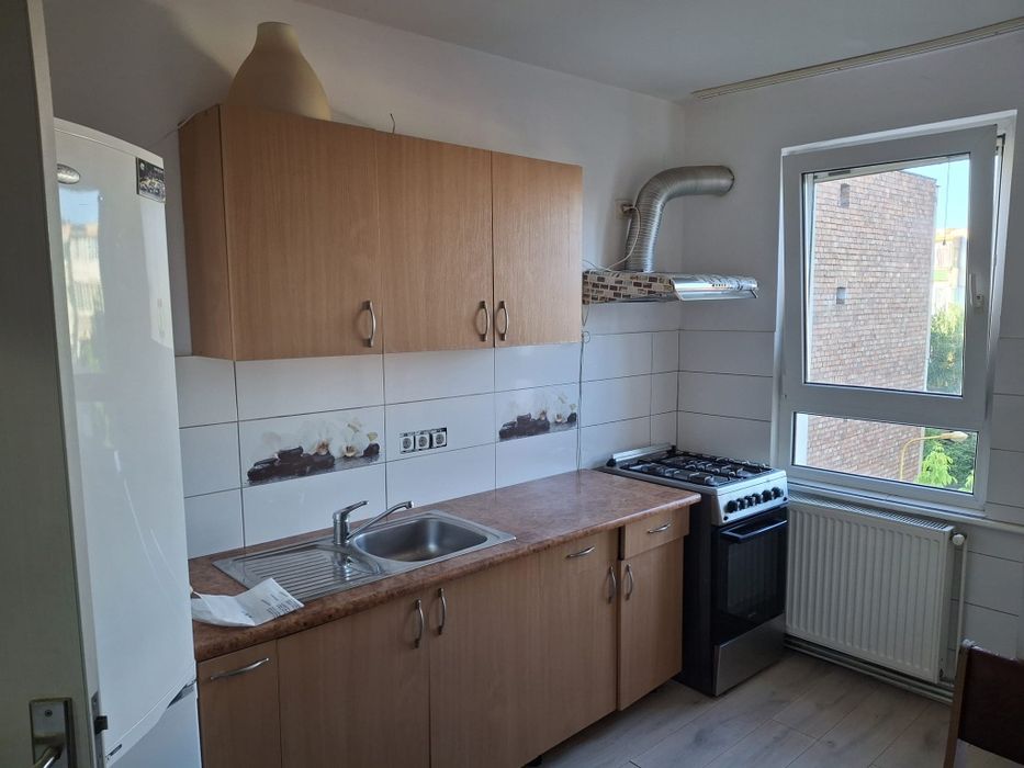 Închiriez apartament 3 camere