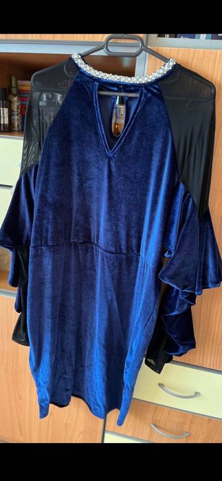 Тъмносиня рокля от кадифе с акцент от тюл и перли