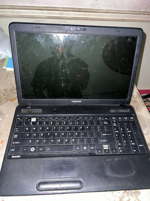 Toshiba noutbuk sotiladi.