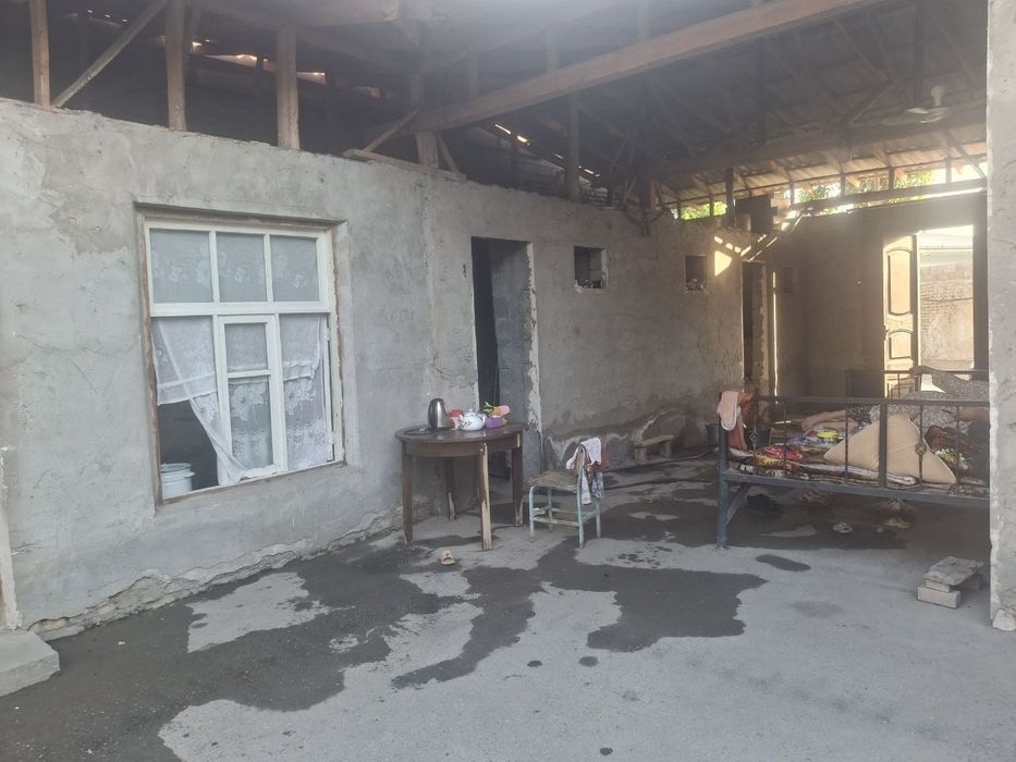 Hovli uy sotiladi