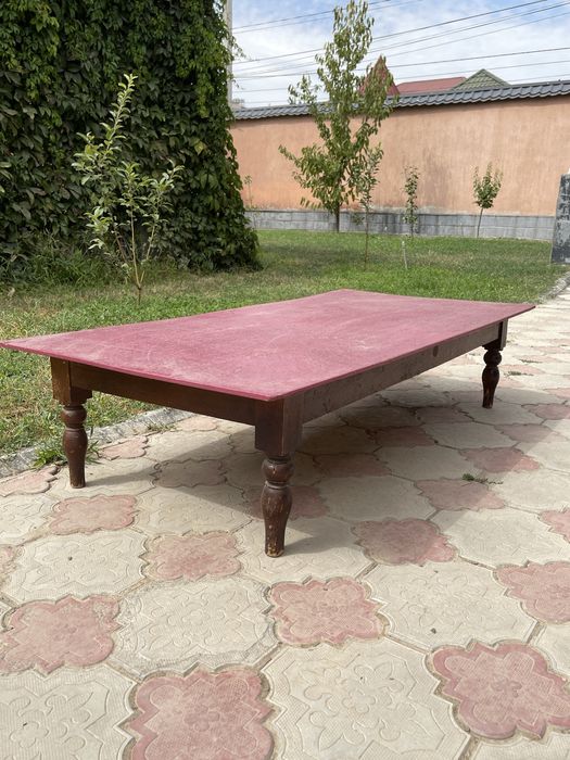 Низкий стол из дерева