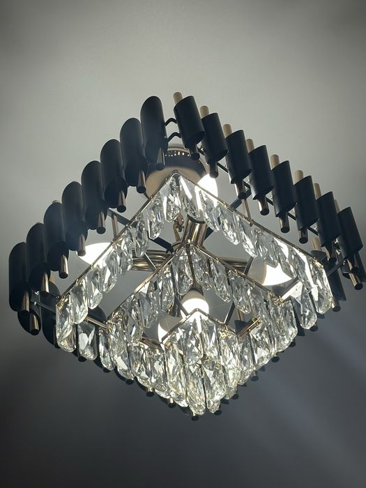 Продам новые люстры 3шт