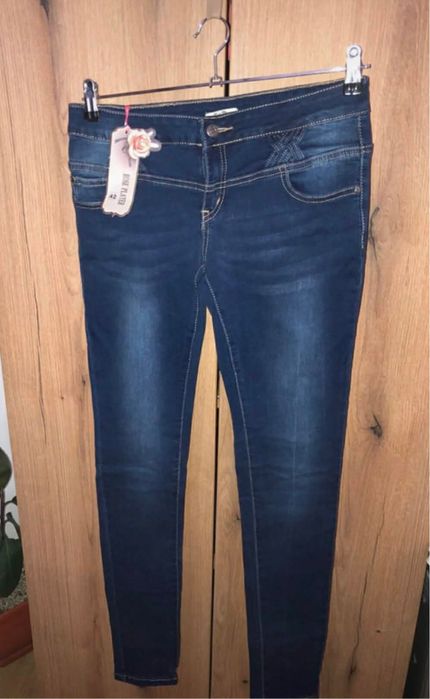 Vand 200 de perechi de blugi diferite marimi S-M XL