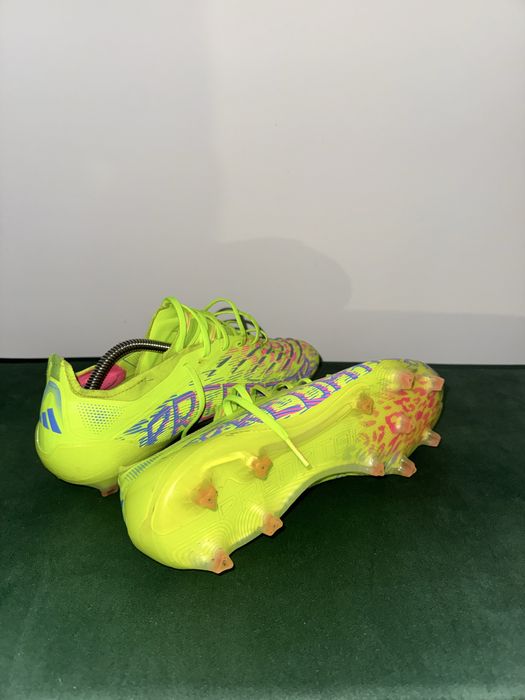 Vand ghete fotbal Adidas Predator