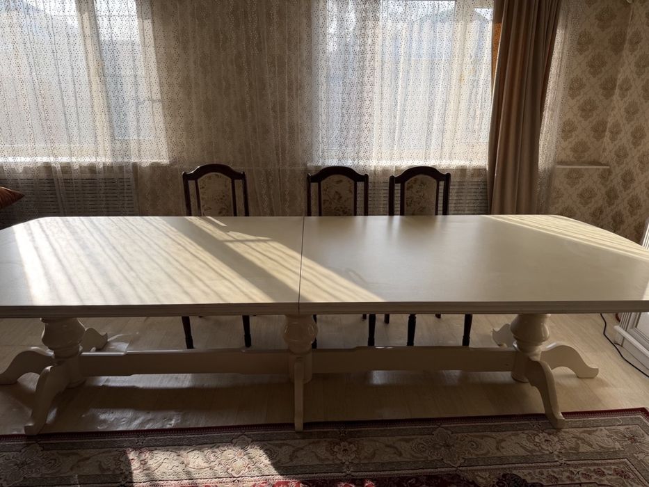 Продам стол в гостинную