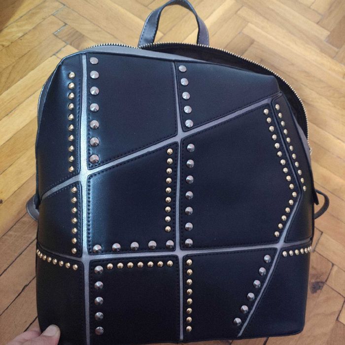 НОВА страхотна дамска кожена раница с капси с етикет