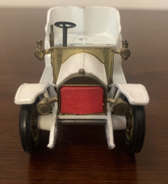 За колекционери - миниатюрни колички и керамични фигури