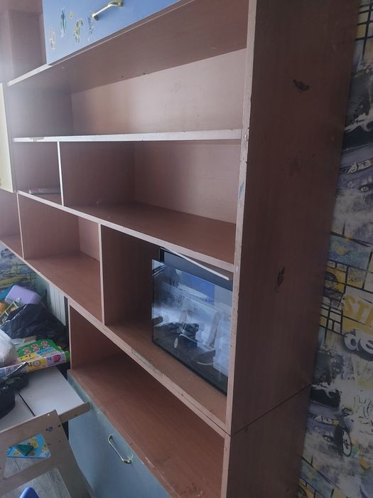 Стенка с полочками в детскую