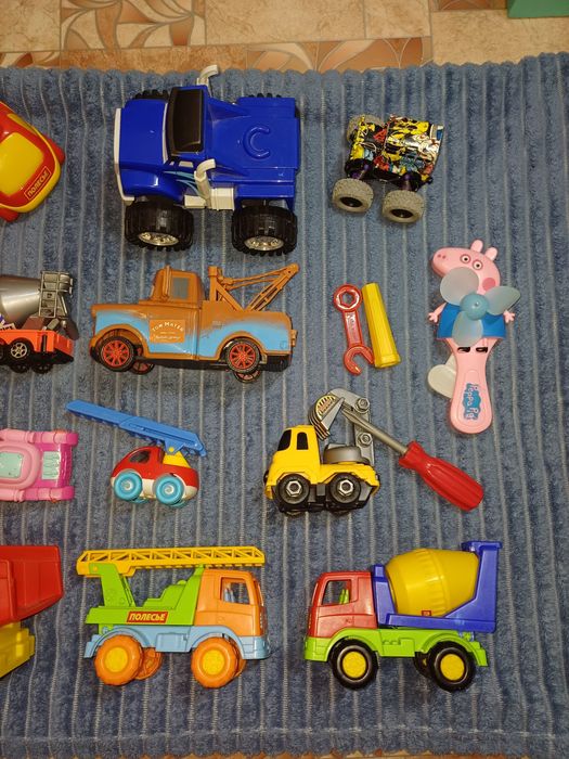 Пакет машинок, игрушек