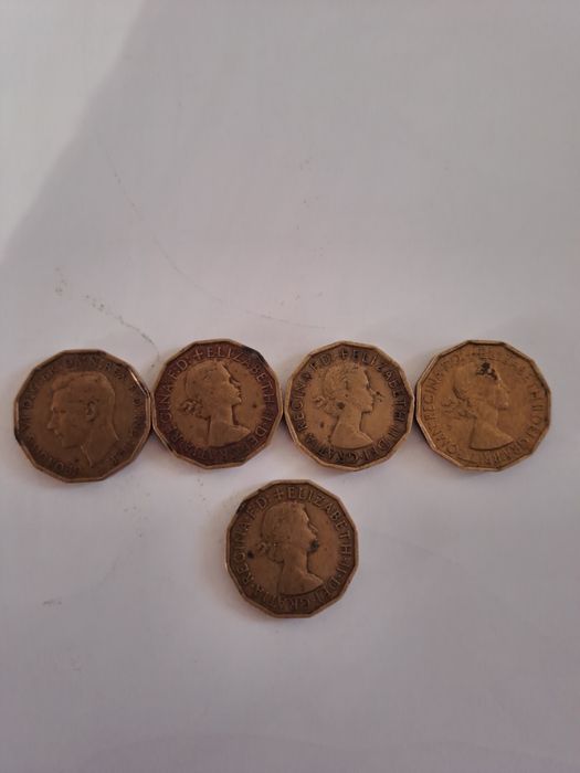 Vand monede de three pence  foarte rare  cu regina Elisabeth 2