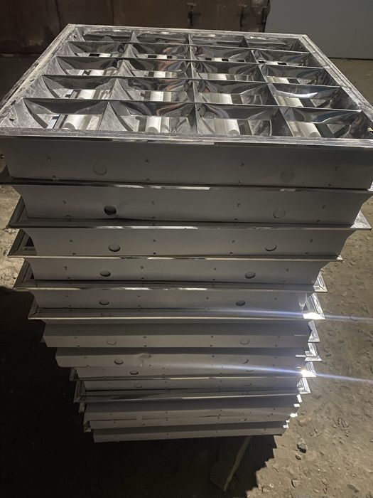 Продам потолочные светильники.