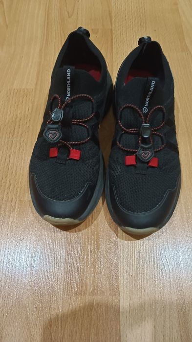 Продам кроссовки на мальчика.