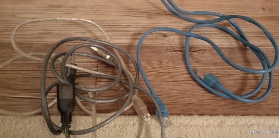 Шнуры провода элетро-телефоно интернета.