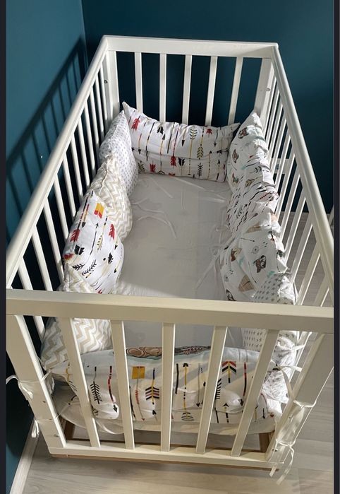 Детская кроватка с маятником.