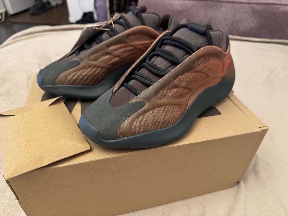 Vând Yeezy 700 V3 39-1/3