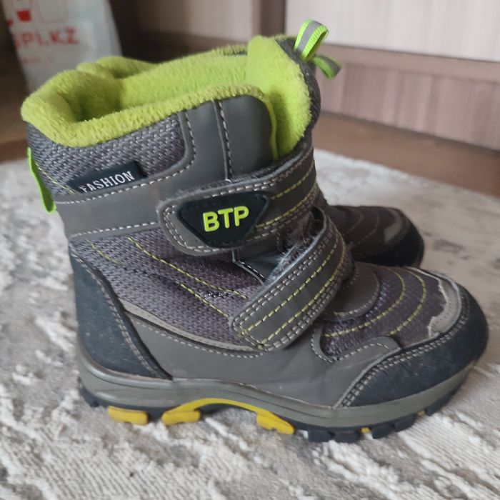 Продам детские ботинки