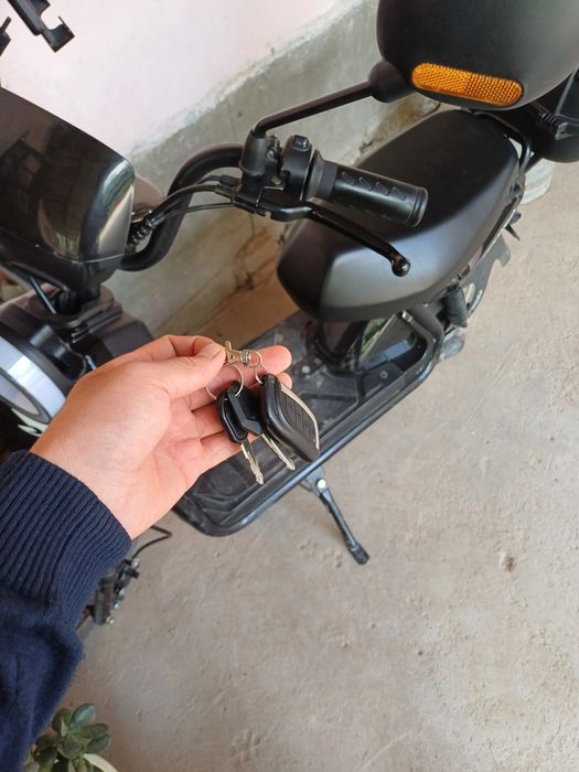 Model: Bu Drongo R-14 elektr skuteri bo'lib, zamonaviy shahar aholisi