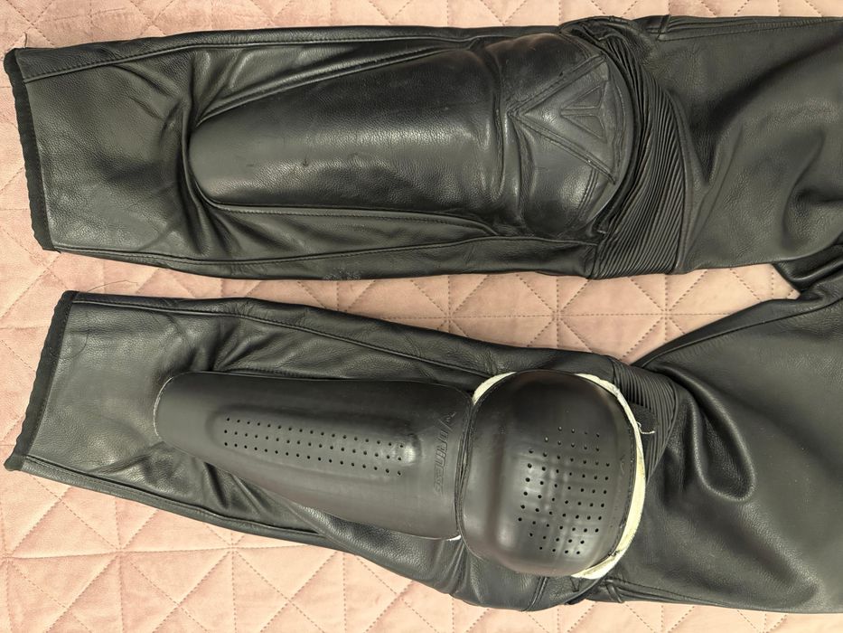 Pantaloni moto piele Dainese 46 cu protectii sold, genunvhi si tibie incluse