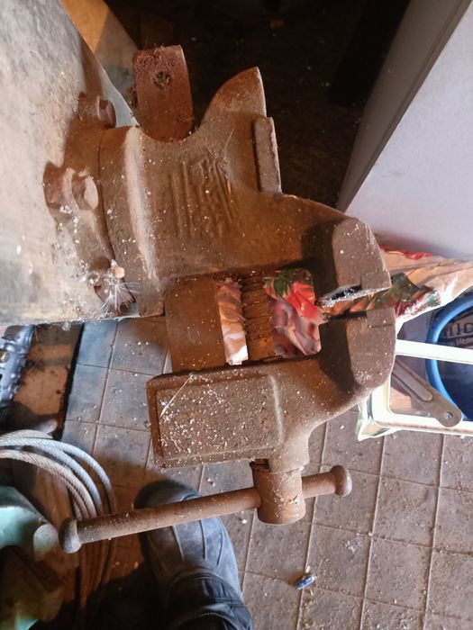 Продам тиски средние, советские