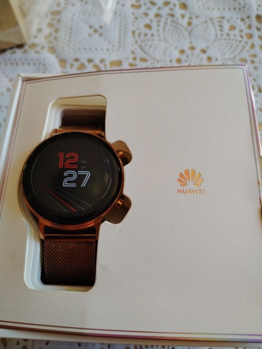 Смарт часовник HUAWEI WATCH  CT  2.     Батерията държи 3 дни  предлагам и  три  протектора    35 evro