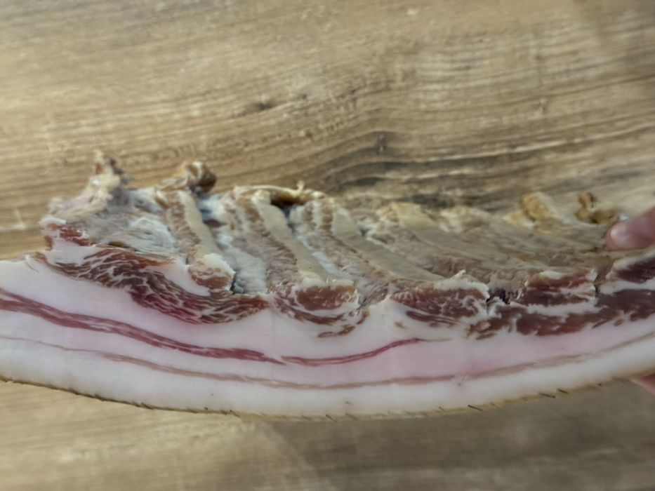 Vindem şuncã, slãninã şi alte mezeluri