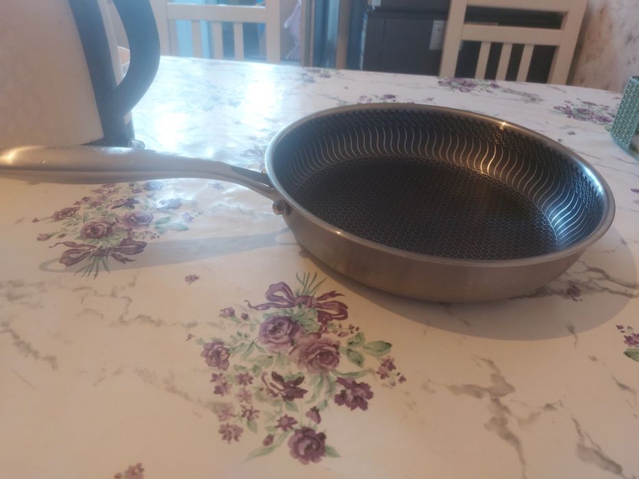 Продам сковорода с крышкой