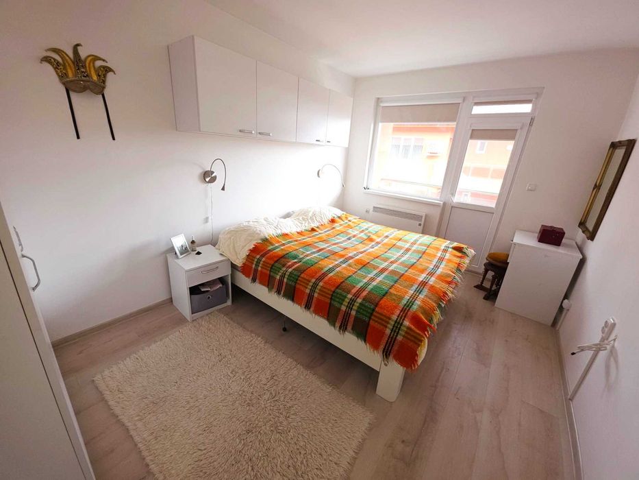 Нов напълно обзаведен 3-стаен апартамент в широк център на Велинград.