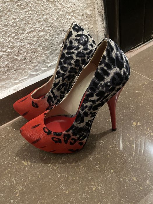 Обувки с ток носени веднъж