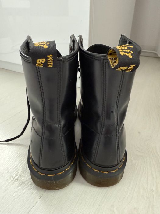 Боти Dr. Martens; официални обувки Kate Gray;